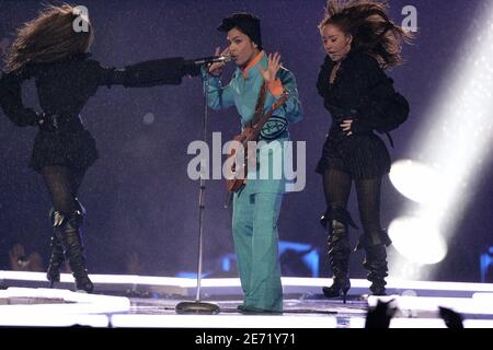 Prince si esibisce dal vivo durante il Half-Time Show di Super Bowl XLI suonato al Dolphins Stadium di Miami, FL, USA il 4 febbraio 2007. Foto di Lionel Hahn/ABACAPRESS.COM Foto Stock