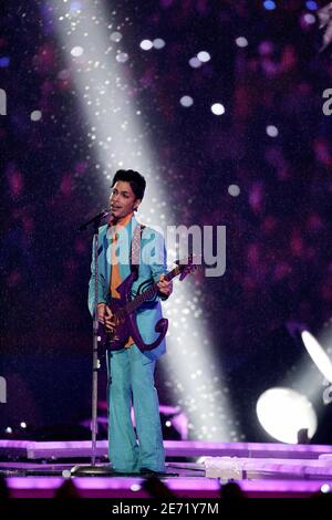 Prince si esibisce dal vivo durante il Half-Time Show di Super Bowl XLI suonato al Dolphins Stadium di Miami, FL, USA il 4 febbraio 2007. Foto di Lionel Hahn/ABACAPRESS.COM Foto Stock