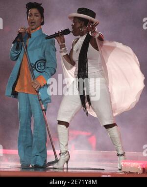 Prince si esibisce dal vivo durante il Half-Time Show di Super Bowl XLI suonato al Dolphins Stadium di Miami, FL, USA il 4 febbraio 2007. Foto di Lionel Hahn/ABACAPRESS.COM Foto Stock