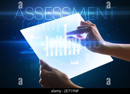 Tablet futuristico con iscrizione DI VALUTAZIONE sopra, concetto di business moderno Foto Stock