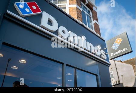 Il segno del nome, logo di Domino's. Azienda multinazionale americana di pizza fast food. Foto Stock