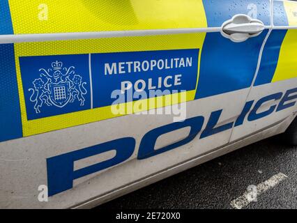 Un veicolo della polizia metropolitana con contrassegno di polizia sul lato. Foto Stock