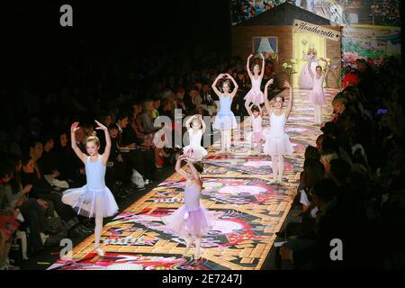 Amanda Lepore cammina sulla pista alla sfilata di moda Heatherette Autunno-Inverno 2007, parte della Mercedes-Benz Fashion Week, tenutasi nella tenda di Bryant Park a New York City, NY, USA il 6 febbraio 2007. Foto di Gerald Holubowicz/ABACAPRESS.COM Foto Stock