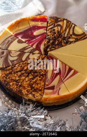 Elegante sampler di cheesecake dessert, ruota da festa con decorazione a tinsel Foto Stock