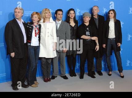 Cast membri del film 'la mome' : Il regista Olivier Dahan, il produttore Alain Goldman, gli attori Emmanuelle Seigner, Marion Cotillard, Sylvie Testud, Clotilde Courau, Pascal Greggory e Jean-Pierre Martins si pongono per i fotografi durante una fotocellula per il film 'la Mome' al 57° Festival Internazionale del Cinema di Berlino, in Germania, l'8 febbraio 2007. Foto di Christophe Guibbaud/ABACAPRESS.COM Foto Stock