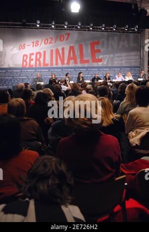 Cast membri del film 'la mome' : Il regista Olivier Dahan, il produttore Alain Goldman, gli attori Emmanuelle Seigner, Marion Cotillard, Sylvie Testud, Clotilde Courau, Pascal Greggory e Jean-Pierre Martins hanno dato una conferenza stampa per il film 'la Mome' al 57mo Festival Internazionale del Cinema di Berlino, Germania, l'8 febbraio 2007. Foto di Christophe Guibbaud/ABACAPRESS.COM Foto Stock