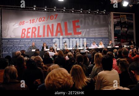 Cast membri del film 'la mome' : Il regista Olivier Dahan, il produttore Alain Goldman, gli attori Emmanuelle Seigner, Marion Cotillard, Sylvie Testud, Clotilde Courau, Pascal Greggory e Jean-Pierre Martins hanno dato una conferenza stampa per il film 'la Mome' al 57mo Festival Internazionale del Cinema di Berlino, Germania, l'8 febbraio 2007. Foto di Christophe Guibbaud/ABACAPRESS.COM Foto Stock