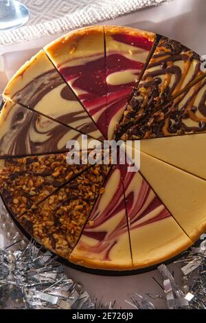 Elegante sampler di cheesecake dessert, ruota da festa con decorazione a tinsel Foto Stock