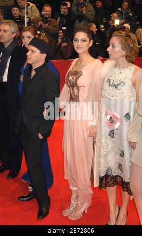 Cast membri del film 'la Mome' : Il regista Olivier Dahan, il produttore Alain Goldman, gli attori Emmanuelle Seigner, Marion Cotillard, Sylvie Testud, Clotilde Courau, Pascal Greggory e Jean-Pierre Martins partecipano alla prima del film 'la Mome' diretto da Olivier Dahan durante il 57° Festival Internazionale del Cinema di Berlino, in Germania, il 08 febbraio 2007. Foto di Christophe Guibbaud/ABACAPRESS.COM. Foto Stock