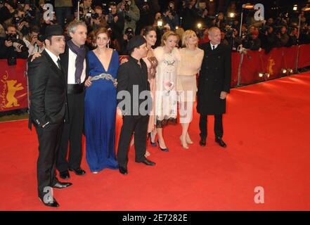 Cast membri del film 'la Mome' : Il regista Olivier Dahan, il produttore Alain Goldman, gli attori Emmanuelle Seigner, Marion Cotillard, Sylvie Testud, Clotilde Courau, Pascal Greggory e Jean-Pierre Martins partecipano alla prima del film 'la Mome' diretto da Olivier Dahan durante il 57° Festival Internazionale del Cinema di Berlino, in Germania, il 08 febbraio 2007. Foto di Christophe Guibbaud/ABACAPRESS.COM. Foto Stock