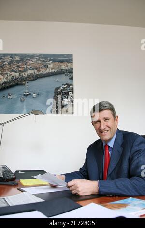 Il candidato presidenziale dell'MPF Philippe de Villiers pone nel suo ufficio, a Parigi, in Francia, l'8 febbraio 2007. Foto di Axelle de russe/ABACAPRESS.COM Foto Stock