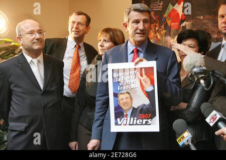 Il candidato presidenziale MPF Philippe de Villiers presenta la sua squadra di campagna alla sua sede a Parigi, Francia, l'8 febbraio 2007. Foto di Axelle de russe/ABACAPRESS.COM Foto Stock