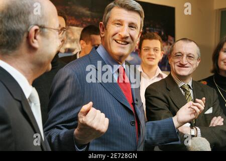 Il candidato presidenziale MPF Philippe de Villiers presenta la sua squadra di campagna alla sua sede a Parigi, Francia, l'8 febbraio 2007. Foto di Axelle de russe/ABACAPRESS.COM Foto Stock