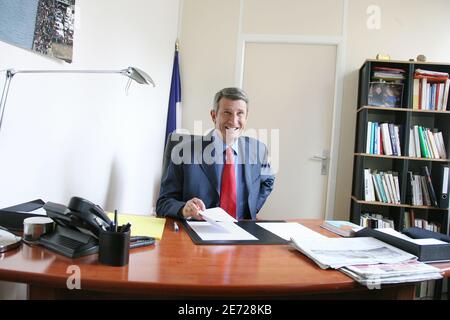 Il candidato presidenziale dell'MPF Philippe de Villiers pone nel suo ufficio, a Parigi, in Francia, l'8 febbraio 2007. Foto di Axelle de russe/ABACAPRESS.COM Foto Stock