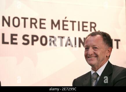 Il presidente della OL Jean-Michel Aulas durante il primo giorno di cotazione della squadra di calcio Olympique Lyonnais a Lione, Francia, il 9 febbraio 2007. OL è la prima squadra di calcio francese ad entrare in Borsa. Foto di Vincent Dargent/Cameleon/ABACAPRESS.COM Foto Stock