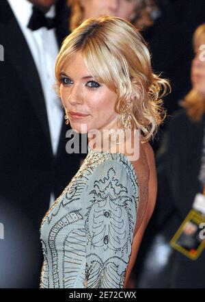 Sienna Miller arriva per i 2007 Orange British Academy Film Awards (BAFTA) che si sono tenuti presso la Royal Opera House di Covent Garden, nel centro di Londra, Regno Unito il 11 febbraio 2007. Foto di Nicolas Khayat/ABACAPRESS.COM Foto Stock