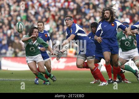 L'Imanol Harinordoquy francese in azione durante la partita RBS 6 Nations, Irlanda contro Francia al Croke Park di Dublino, Irlanda il 11 febbraio 2007. La Francia ha vinto il 20-17. Foto di Christian Liegi/ABACAPRESS.COM Foto Stock