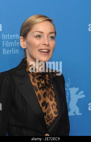 L'attrice STATUNITENSE Sharon Stone si pone per i fotografi durante una fotocellula per il film "quando un uomo cade nella foresta" diretto da Ryan Eslinger al 57mo Festival Internazionale del Cinema "Berlinale" di Berlino, Germania, il 12 febbraio 2007. Foto di Christophe Guibbaud/ABACAPRESS.COM Foto Stock