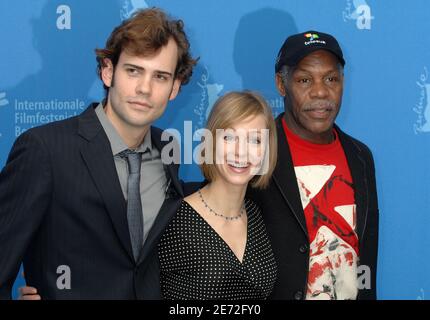 Gli attori canadesi Laura Regan (C), Rossif Sutherland (L) e l'attore statunitense Danny Glover posano per i fotografi durante una fotocellula per il film 'Poor Boy's Game' al 57° Festival Internazionale del Cinema 'Berlinale' di Berlino, Germania, il 13 febbraio 2007. Foto di Christophe Guibbaud/ABACAPRESS.COM Foto Stock