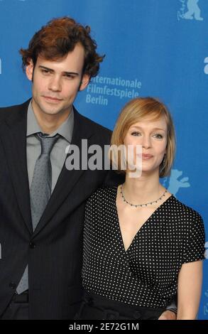 Gli attori canadesi Laura Regan e Rossif Sutherland si pongono per i fotografi durante una fotocellula per il film 'Poor Boy's Game' al 57° Festival Internazionale del Cinema 'Berlinale' di Berlino, in Germania, il 13 febbraio 2007. Foto di Christophe Guibbaud/ABACAPRESS.COM Foto Stock