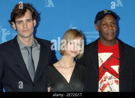 Gli attori canadesi Laura Regan (C), Rossif Sutherland (L) e l'attore statunitense Danny Glover posano per i fotografi durante una fotocellula per il film 'Poor Boy's Game' al 57° Festival Internazionale del Cinema 'Berlinale' di Berlino, Germania, il 13 febbraio 2007. Foto di Christophe Guibbaud/ABACAPRESS.COM Foto Stock