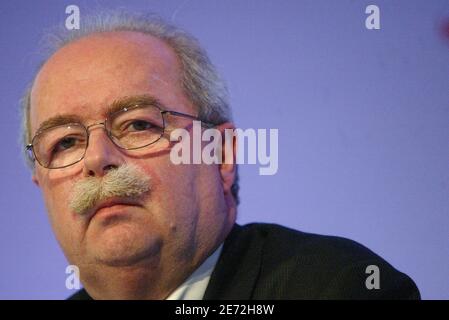 Il nuovo amministratore delegato della compagnia petrolifera francese Total Christophe de Margerie ha illustrato durante una conferenza stampa per presentare i risultati dell'azienda nel 2006, a Parigi il 14 febbraio 2007. Foto di Bernard Bisson/ABACAPRESS.COM Foto Stock