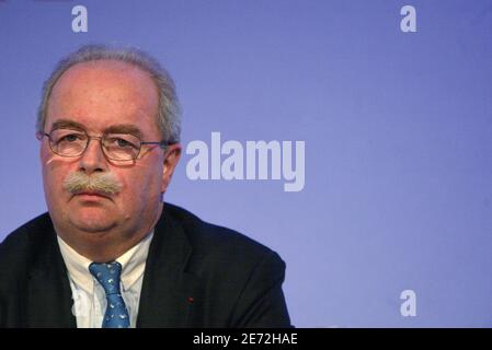 Il nuovo amministratore delegato della compagnia petrolifera francese Total Christophe de Margerie ha illustrato durante una conferenza stampa per presentare i risultati dell'azienda nel 2006, a Parigi il 14 febbraio 2007. Foto di Bernard Bisson/ABACAPRESS.COM Foto Stock