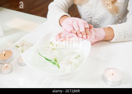 Donna cura delle mani. Mani e spa relax. Bellezza unghie donna. Foto Stock