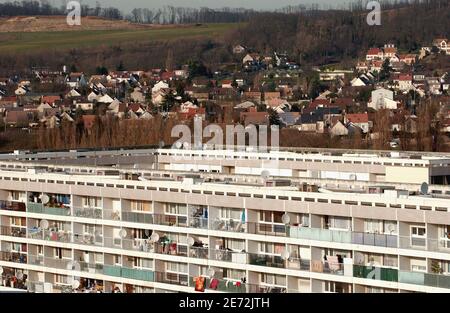 Un edificio del quartiere 'la dalle d'Argenteuil' con case dietro di esso, in Argenteuil, a nord di Parigi, il 15 febbraio 2007. Foto di Jules Motte/ABACAPRESS.COM Foto Stock