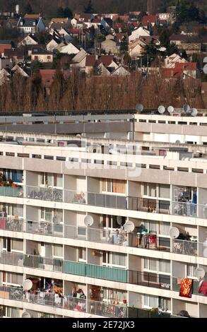 Un edificio del quartiere 'la dalle d'Argenteuil' con case dietro di esso, in Argenteuil, a nord di Parigi, il 15 febbraio 2007. Foto di Jules Motte/ABACAPRESS.COM Foto Stock