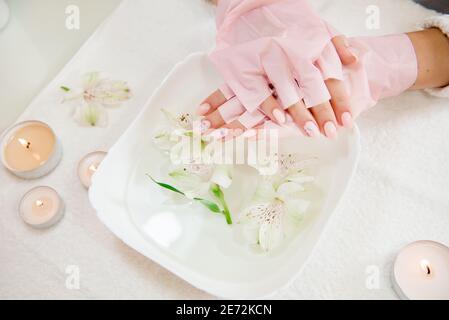 Donna cura delle mani. Mani e spa relax. Bellezza unghie donna. Foto Stock