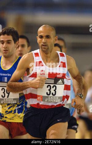 La Francia Driss Maazouzi compete su uomini di calore di 1500 metri, durante i Campionati francesi di indor Track and Field, ad Aubiere, vicino a Clermont-Ferrand, Francia, il 16 febbraio 2007. Foto di Guibbaud-Kempinaire/Cameleon/ABACAPRESS.COM Foto Stock