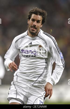 Rudd Van Nistelrooy del Real Madrid durante il primo turno di calcio della Champions League, la prima partita di calcio, Real Madrid vs Bayern Monaco di Madrid. Il Real Madrid ha vinto 3-2. Foto di Christian Liegi/ABACAPRESS.COM Foto Stock