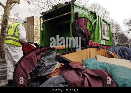 Tende per i senzatetto sono gettati in un camion di spazzatura dai dipendenti della città al Canal Saint Martin a Parigi, Francia il 23 febbraio 2007. L'associazione francese Enfants de Don Quichotte (figli di Don Quichotte) ha istituito le tende il 17 dicembre 2006 per richiamare l'attenzione sulla necessità di soluzioni di alloggio a lungo termine per i senzatetto della città. Foto di Jules Motte/ABACAPRESS.COM Foto Stock
