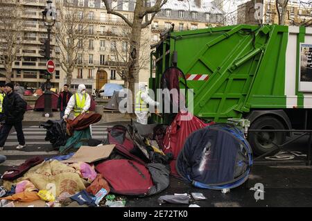 Tende per i senzatetto sono gettati in un camion di spazzatura dai dipendenti della città al Canal Saint Martin a Parigi, Francia il 23 febbraio 2007. L'associazione francese Enfants de Don Quichotte (figli di Don Quichotte) ha istituito le tende il 17 dicembre 2006 per richiamare l'attenzione sulla necessità di soluzioni di alloggio a lungo termine per i senzatetto della città. Foto di Jules Motte/ABACAPRESS.COM Foto Stock