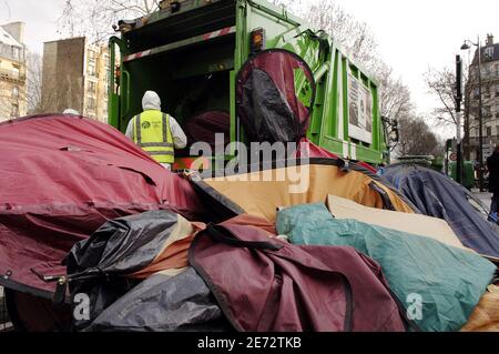 Tende per i senzatetto sono gettati in un camion di spazzatura dai dipendenti della città al Canal Saint Martin a Parigi, Francia il 23 febbraio 2007. L'associazione francese Enfants de Don Quichotte (figli di Don Quichotte) ha istituito le tende il 17 dicembre 2006 per richiamare l'attenzione sulla necessità di soluzioni di alloggio a lungo termine per i senzatetto della città. Foto di Jules Motte/ABACAPRESS.COM Foto Stock