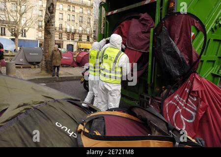 Tende per i senzatetto sono gettati in un camion di spazzatura dai dipendenti della città al Canal Saint Martin a Parigi, Francia il 23 febbraio 2007. L'associazione francese Enfants de Don Quichotte (figli di Don Quichotte) ha istituito le tende il 17 dicembre 2006 per richiamare l'attenzione sulla necessità di soluzioni di alloggio a lungo termine per i senzatetto della città. Foto di Jules Motte/ABACAPRESS.COM Foto Stock