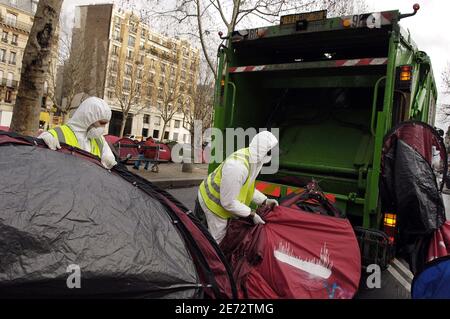 Tende per i senzatetto sono gettati in un camion di spazzatura dai dipendenti della città al Canal Saint Martin a Parigi, Francia il 23 febbraio 2007. L'associazione francese Enfants de Don Quichotte (figli di Don Quichotte) ha istituito le tende il 17 dicembre 2006 per richiamare l'attenzione sulla necessità di soluzioni di alloggio a lungo termine per i senzatetto della città. Foto di Jules Motte/ABACAPRESS.COM Foto Stock