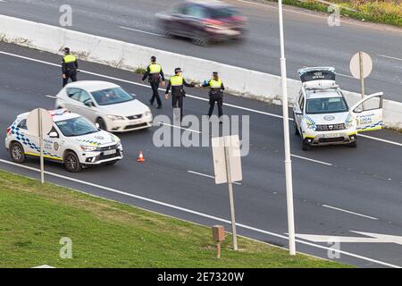 Huelva, Spagna - 27 gennaio 2021: Controllo della polizia di conformità di blocco dovuto coronavirus covid-19 Foto Stock