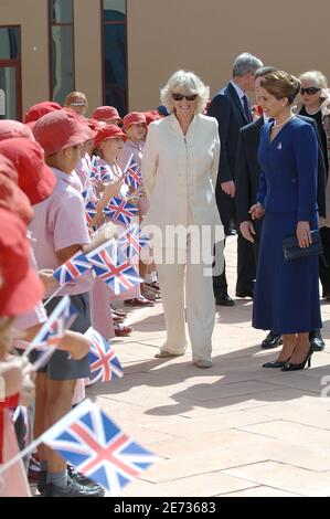 La principessa di Giordania Haya, moglie del governatore di Dubai, Sheikh Mohammed Bin Rashed al Maktoum, visita la Scuola di al Nour per i bambini con la sua ospite la Duchessa di Cornovaglia Camilla a Dubai, il 28 febbraio 2007. Il Principe di Galles e sua moglie Duchessa di Cornovaglia sono in un tour di diversi giorni in Medio Oriente. Foto di Ammar Abd Rabbo/ABACAPRESS.COM Foto Stock