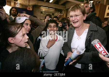 Il candidato presidenziale comunista francese Marie-George buffet visita la Fiera Internazionale dell'Agricoltura - Parigi, Francia, l'8 marzo 2007. Foto di Edouard Bernaux/ABACAPRESS.COM Foto Stock