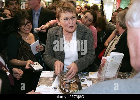 Il candidato presidenziale comunista francese Marie-George buffet visita la Fiera Internazionale dell'Agricoltura - Parigi, Francia, l'8 marzo 2007. Foto di Edouard Bernaux/ABACAPRESS.COM Foto Stock