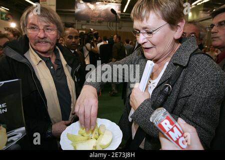 Il candidato presidenziale comunista francese Marie-George buffet visita la Fiera Internazionale dell'Agricoltura - Parigi, Francia, l'8 marzo 2007. Foto di Edouard Bernaux/ABACAPRESS.COM Foto Stock