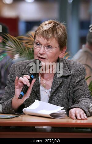 Il candidato presidenziale comunista francese Marie-George buffet visita la Fiera Internazionale dell'Agricoltura - Parigi, Francia, l'8 marzo 2007. Foto di Edouard Bernaux/ABACAPRESS.COM Foto Stock