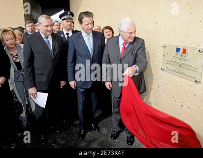 Il 9 marzo 2007, il ministro francese della Giustizia Pascal Clement (r) e il ministro dei Trasporti Dominique Perben (2° da r) hanno inaugurato la prima prigione per minorenni a Meyzieu (sobborgo di Lione), in Francia. Foto di Vincent Dargent/ABACAPRESS.COM Foto Stock