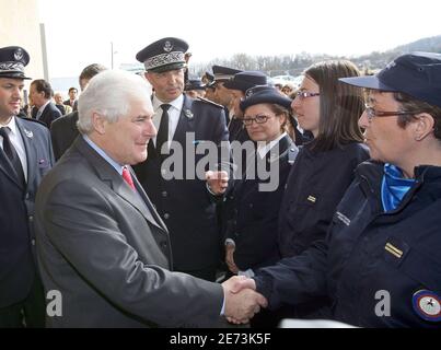 Il 9 marzo 2007, il ministro francese della Giustizia Pascal Clement (l) inaugura la prima prigione per minorenni a Meyzieu (sobborgo di Lione), in Francia. Foto di Vincent Dargent/ABACAPRESS.COM Foto Stock