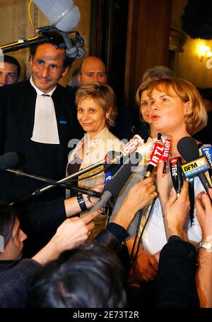 Il dottore francese Laurence Tramois sorride con l'infermiera Chantal Chanel mentre parlano ai media nella sala di tribunale di Perigueux, nella Francia sudoccidentale, il 15 marzo 2007, alla fine del loro processo per l'eutanasia. Un tribunale francese ha consegnato giovedì un anno di reclusione sospeso ad un medico che ha prescritto un sovradosaggio fatale a un paziente malato al termine.alla fine di un processo che ha alimentato il dibattito in Francia sulle sentenze per aiutare le persone a morire, la corte ha trovato Laurence Tramois, 35, Colpevole di avvelenamento ma autorizzato l'infermiera Chantal Chanel, 40, che ha somministrato la dose fatale. Foto di Patrick Bernard/ABACAPRES Foto Stock