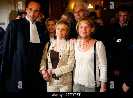 Il dottore francese Laurence Tramois sorride con l'infermiera Chantal Chanel mentre parlano ai media nella sala di tribunale di Perigueux, nella Francia sudoccidentale, il 15 marzo 2007, alla fine del loro processo per l'eutanasia. Un tribunale francese ha consegnato giovedì un anno di reclusione sospeso ad un medico che ha prescritto un sovradosaggio fatale a un paziente malato al termine.alla fine di un processo che ha alimentato il dibattito in Francia sulle sentenze per aiutare le persone a morire, la corte ha trovato Laurence Tramois, 35, Colpevole di avvelenamento ma autorizzato l'infermiera Chantal Chanel, 40, che ha somministrato la dose fatale. Foto di Patrick Bernard/ABACAPRES Foto Stock