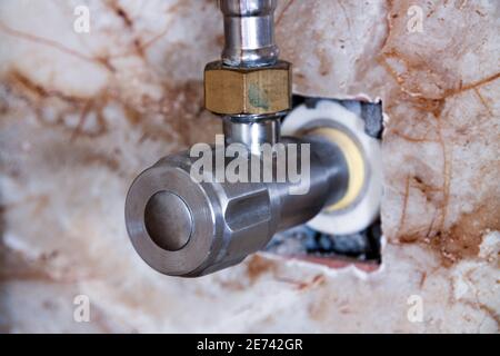 Collegamenti dei tubi flessibili del serbatoio del boilet dell'acqua calda Foto Stock