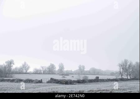 I pascoli murati in pietra dell'altopiano di Mirandese in una fredda mattina d'inverno. Foto Stock